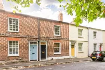 کلبه The Victorian House   Enticing 3bdr House With Garden