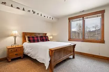 コテージ Russell Home By Avantstay Expansive Deck, Stunning Views & Hot Tub!