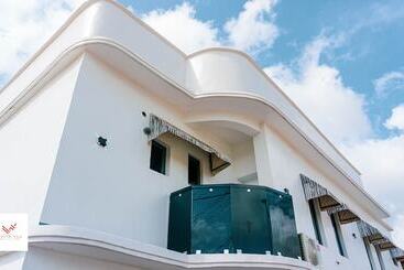 هتل Whitevill Hospitality And Homes