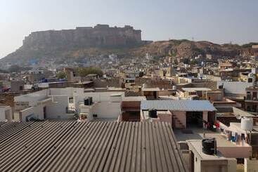 Hotel Goroomgo Dylan Cafe & Guest Jodhpur