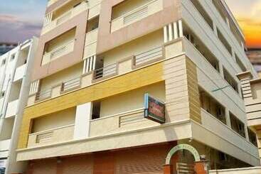 בית מלון כפרי Lakeview Residency