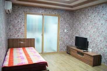 פנסיון Yeosu Haedong Vill Hostel