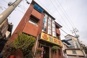 מוטל Andong Yeon