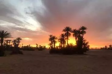 ペンション Sahara Trips
