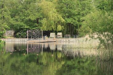 בית מלון כפרי Inn On The Lake