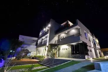 پانسیون Oceanic Pearl Resort