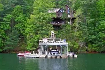 Mökkimajoitus Lakeside Lodge