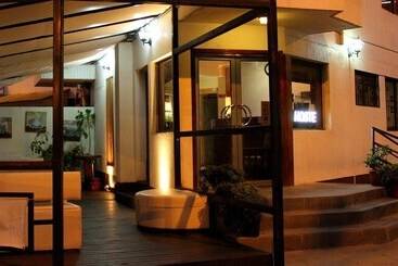 Travel International Hostal   Cafe