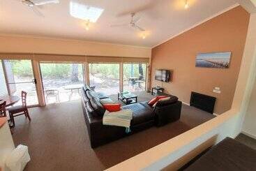 Waterfront Retreat At Wattle Point