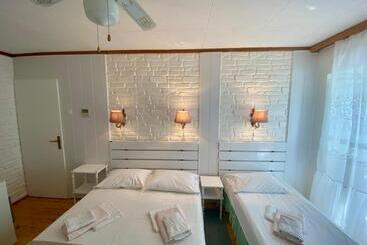 فندق Apartments And Rooms By The Sea Komiza, Vis   2431