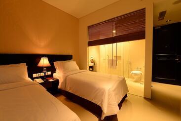 Emilia Hotel By Amazing