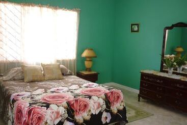 تختخواب و صبحانه East Bay Villas