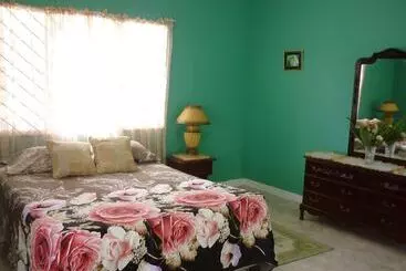 تختخواب و صبحانه East Bay Villas