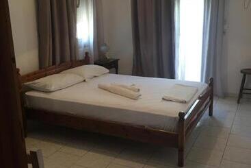 ホテル Alekos Rooms And Apartments