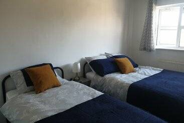 اقامتگاه 3 Bed House With Parking In Lighthorne Heath