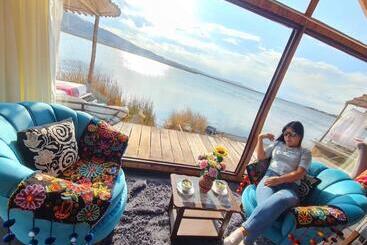 ホテル Uros Walysuma Titicaca Lodge