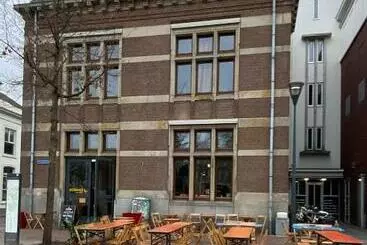 Hostel & Bar De Basis