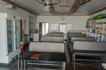 호텔 Pop 89741 Balaji Dhanraj Restaurant