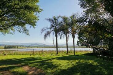 Drakensberg Bush Lodge And Backpackers