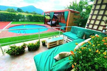 پانسیون Villa Saturea