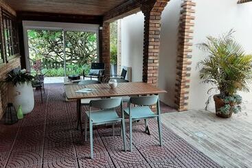 تختخواب و صبحانه La Croisee Des Sentiers