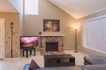 آپارتمان‌های توریست‌ها Sunny And Elegant Villa