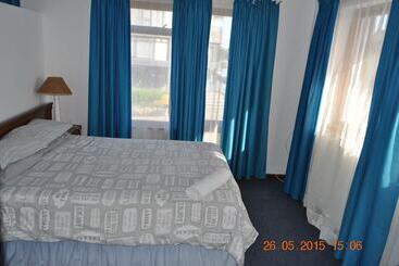 הוסטל Backpacker Apartments