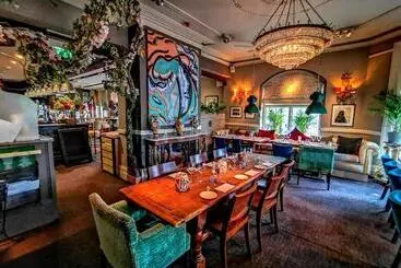 Ox Hotel, Bar, & Grill