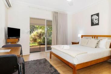 Отель Inn The Tuarts Guest Lodge