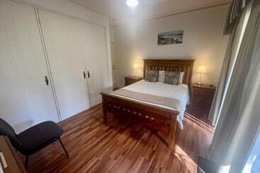 فندق Inn The Tuarts Guest Lodge