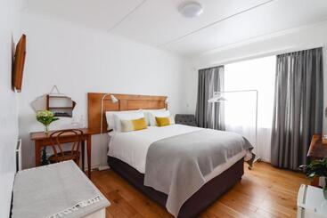 פנסיון Whispering Oaks Guest House