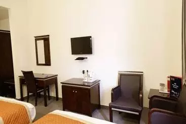 בית מלון כפרי Oyo Premium Mansarovar Metro Station