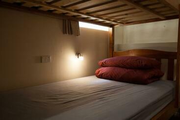 הוסטל Mad Monkey Broadway