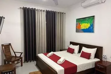 Hotel Saffron Lake Yala