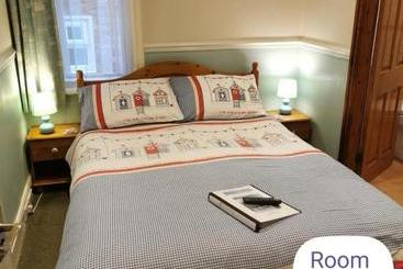 تختخواب و صبحانه The Beaches