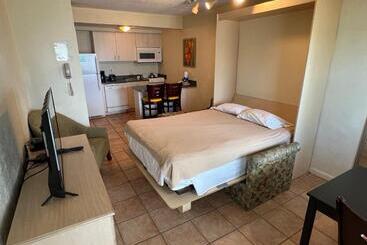 בית מלון כפרי Enchanted Isle Hollywood Beach Resort