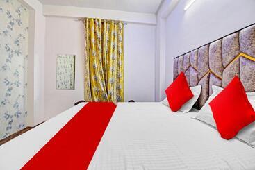 Hotel Oyo Flagship 81401 First Moment Guest House