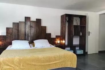 تختخواب و صبحانه Les Coulirooms