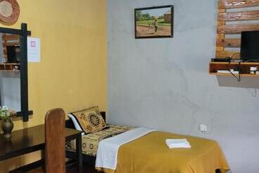 Bed and Breakfast Shadow Mask Bungalow