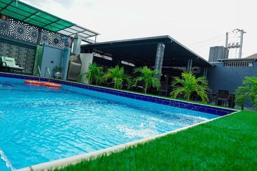 هتل Romeneo Grand Royal