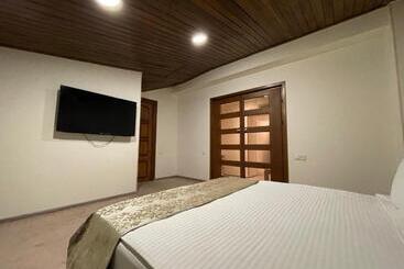 Delin Hotel And Tours