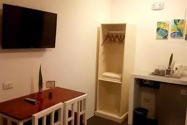 Hostal 8 Colors Beach House Resort