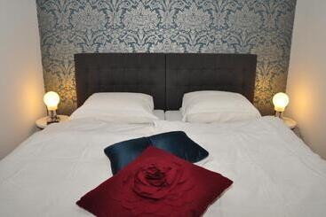 هتل Six! Eat Work Sleep