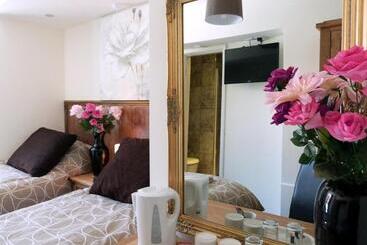 بنسيون Riverside