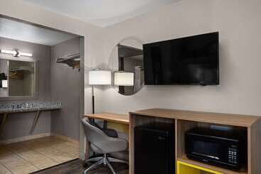 فندق على الطريق Days Inn By Wyndham Lakewood South Tacoma