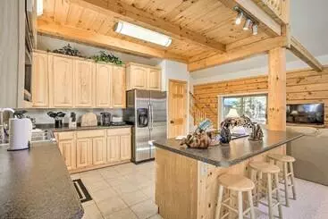 Mökkimajoitus Bayfield Cabin W/ Wraparound Deck & Fire Pit