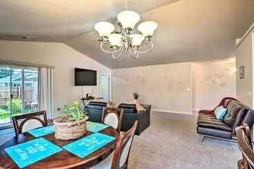 コテージ Grants Pass Home: 1 Mi To Downtown & Rogue River!