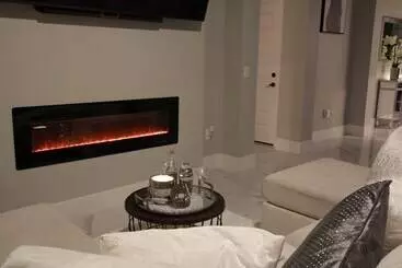 Mökkimajoitus Upscale Peoria Home W/ Gazebo & Putting Green