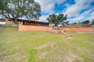 Vakantiehuisje Rustic & Western House On Lake Swim & Fish!