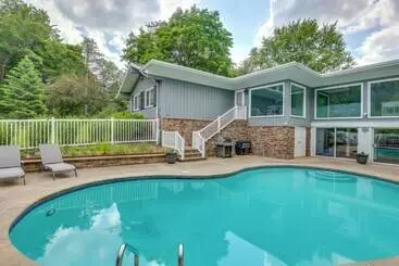 コテージ Spacious Rochester Home W/ Heated Pool & Hot Tub!